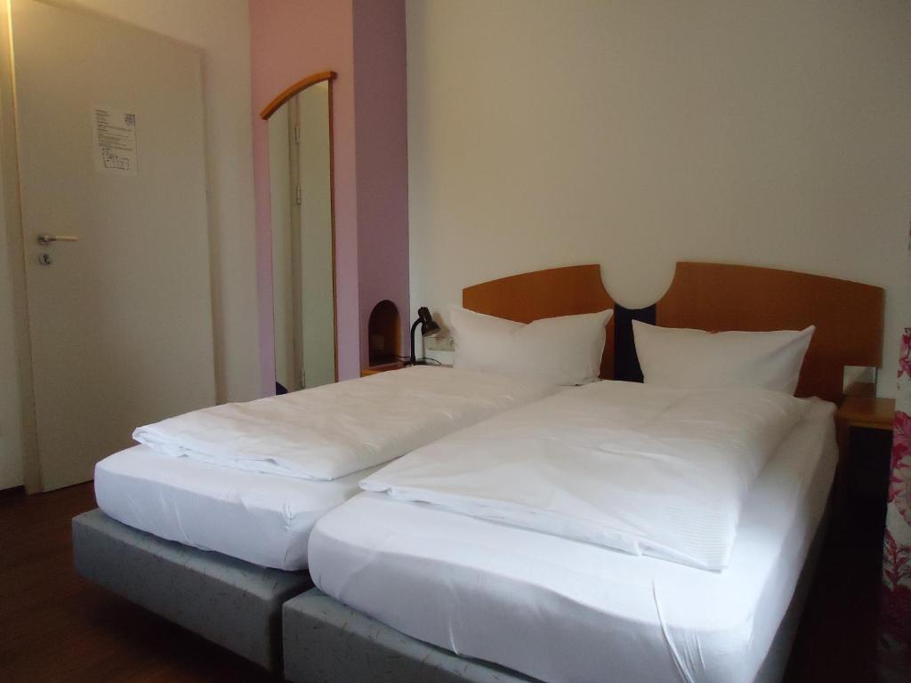 Hotel und Brauereigasthof Kaiserdom Bamberg Zimmer foto